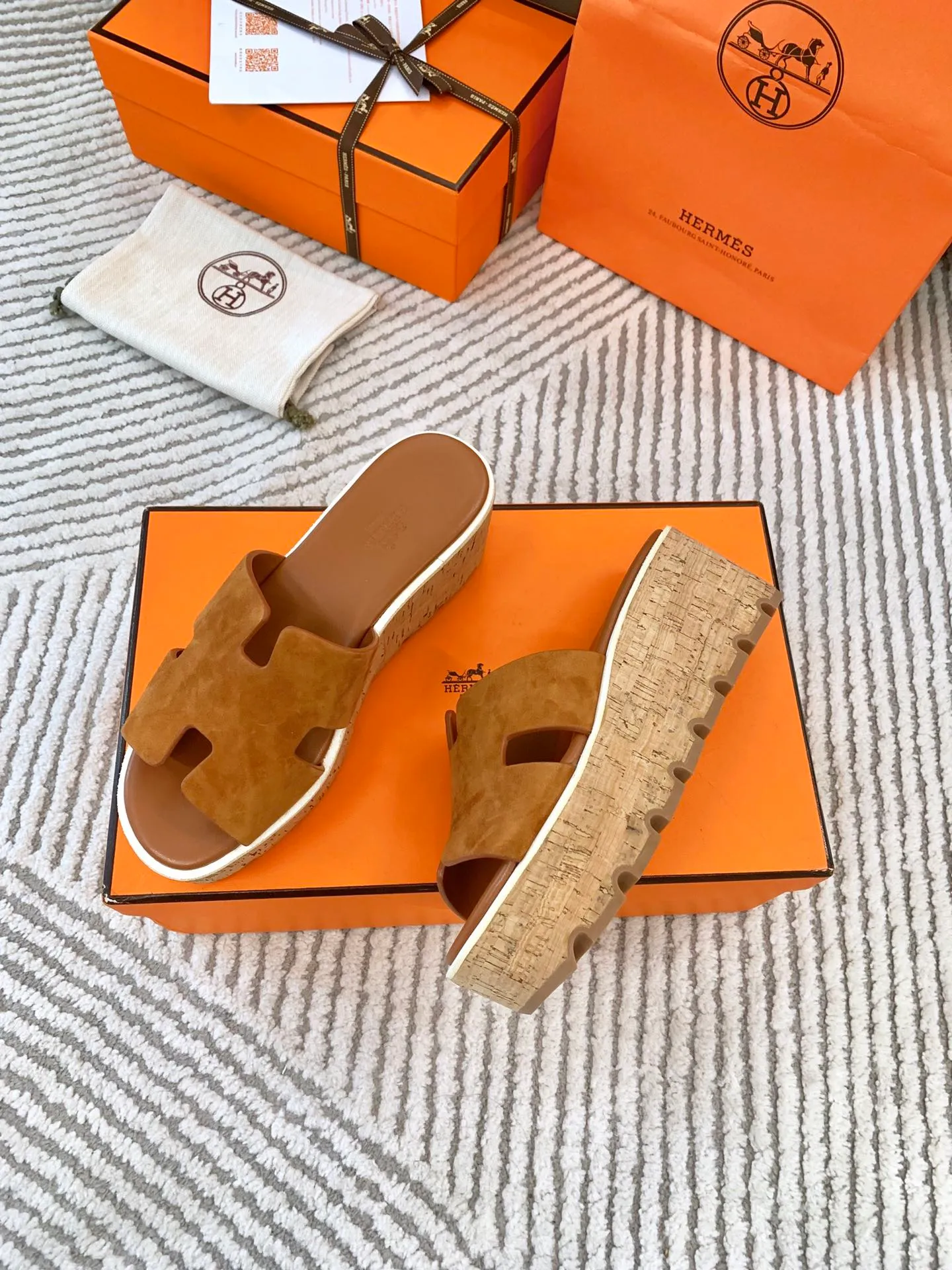 👟👟Ex-factory price 500👟👟 Peak enamel is made by hand, supreme purchasing agent level! Hermes spring and summer new slippers, high-end customization, exclusive products, the highest version in the industry, authentic mold opening and customization, laminating technology, heavy investment in development of a fully matched steel mold, perfect authentic version of the logo, exclusive correct version of the original font, Italian original calfskin cut upper, non-slip rubber outsole, lining: foot pads, pure imported Italian mixed breed, environmentally friendly goatskin, genuine leather welt, original packaging size: 34~41 (34.40. 41) Customized-no returns or exchanges
